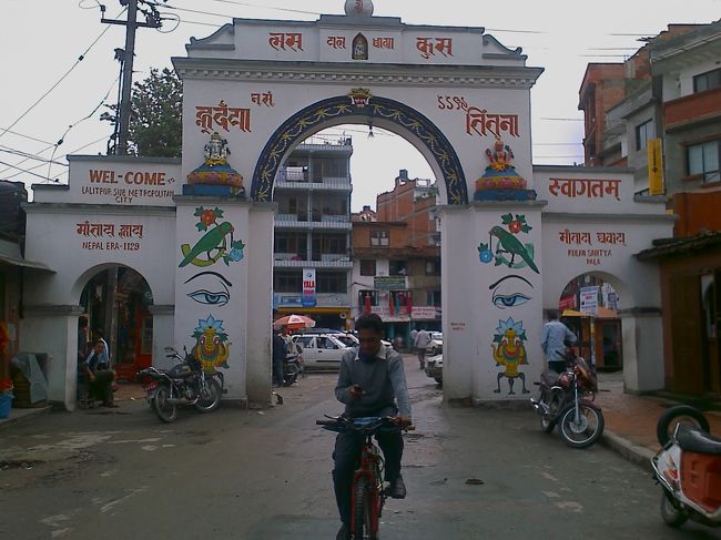 その後、バスでバネパとデュりケルに行くも何もなく、そのままカトマンズを経由してパタンへ向かう。