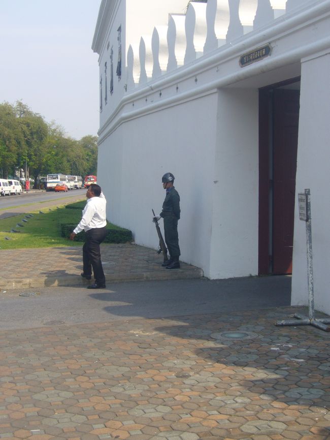 次は王宮。 <br /><br /><br />ワットポーから王宮までは近いけど遠い。 <br />やっぱ昼になるにつれて、これがタイの暑さか。とか思わされるジメ暑になってくる。<br />王宮外壁を歩き続けた。ちなみにこれは入口じゃなくて入口から遠く離れた関係者入口的なとこ。 