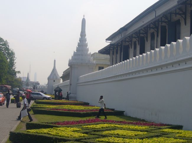 やっと正面まで来た。 <br />ずっと外壁を歩いて来て、庭師的な芝を刈る人たちはほとんど休憩してた。 <br />