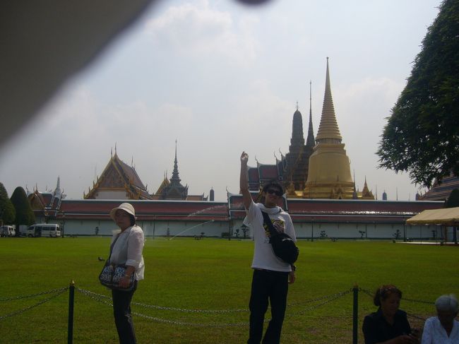 王宮の敷地内はタダ入れる。 <br />でも建物の中は有料。ガイドブックには、250バーツって書いてたけど実際は400バーツやったような気がする。 <br />タイの入場料は適当？？ 