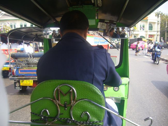 次はワット・イントラウィハーン。 <br />王宮のとこからはちょっと遠いのでトゥクトゥクを使った。 <br />運転手にワット・イントラウィハーンに行きたいと伝える。 <br />でもワット・イントラウィハーンだけ伝えるのにも難しい。イントラウィハーンのとこを、それっぽく言っても伝わらん。だからガイドブック見せたら連れてってくれた。 <br /><br />着いた。 <br /><br /><br />ワットポーに。 <br /><br /><br /><br /><br />さっき来たから。 <br /><br /><br /><br />しかもこの運転手100バーツとか言ってるし。 <br />まず行先間違ってるし、この距離で100バーツは高すぎ。 <br /><br />またガイドブック見せて、違うことをアピールしたら、また王宮のとこまで運ばれて、違うトゥクトゥクに乗り換えさせられた。 <br />たぶんこの運転手はワット・イントラウィハーンは自分のテリトリーじゃないんやと思う。結局この人にはお金払わんですんだ。 