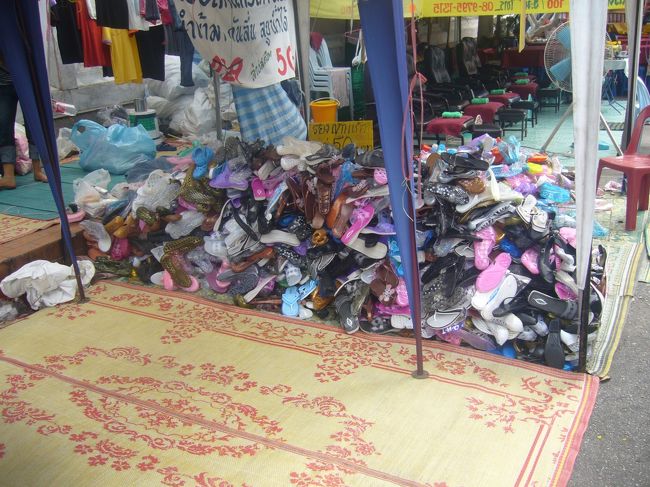 大通りからちょっと外れたところで、結構周りは汚かった。 <br />靴屋。しかし対になる靴が見つかるかはわからない。 