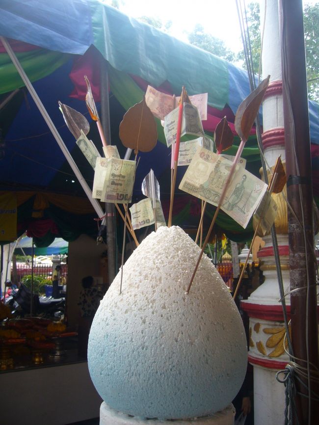 お金の矢的なものに挟んでこの白い物体に刺すと良いことがあえう的なものやと思うけど。。。。。。 