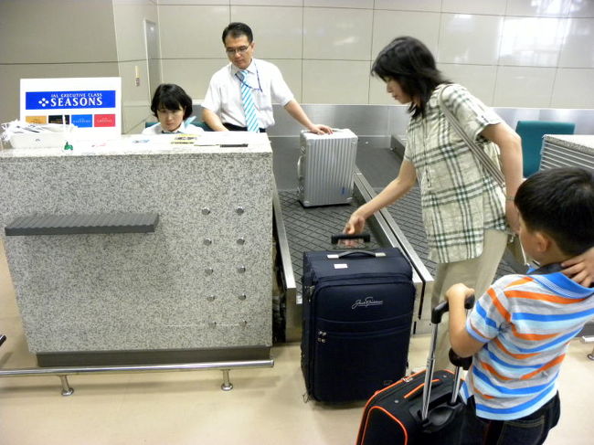 特典航空券のエコノミーですが、ＪＧＣ(ＪＡＬグローバルクラブ)なのでビジネスクラスのカウンターでチェックイン