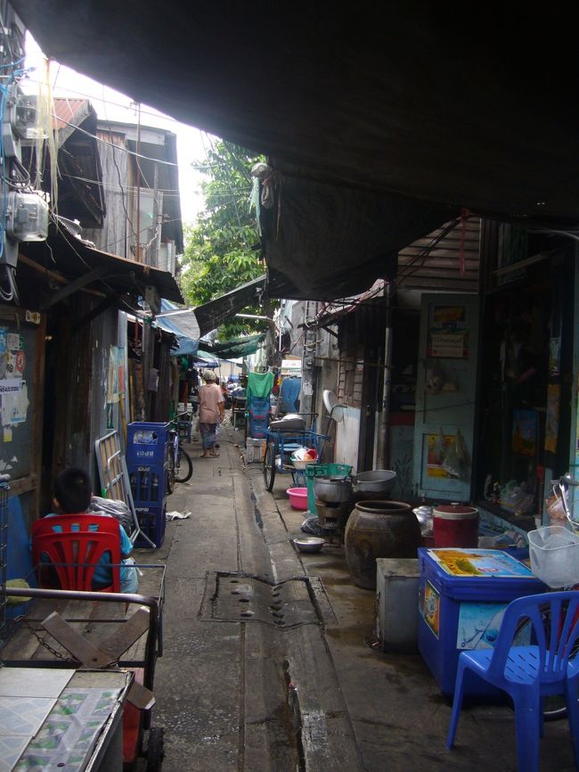 滞在時間15分ほどで裏路地を抜けて大通りに出てみる。 この路地はかなり臭かった。 <br />てかこんなところで飯食ってたけど、あの人達の胃は鉄でできてるのか？？ 