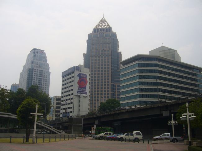 とりあえず明日の1日アユタヤ観光バスツアーを申し込むためにタクシーでサムヤーン駅へ。 <br />パンダバスっていう日本人観光客向けの旅行会社なんやけど、従業員全員タイ人やった。 <br />でも日本語はまあまあ。 <br />5分ぐらいで終わったから、これだけ？？って言ったら、笑ってた。 <br />基本タイ人は笑ったら良いと思ってる。 