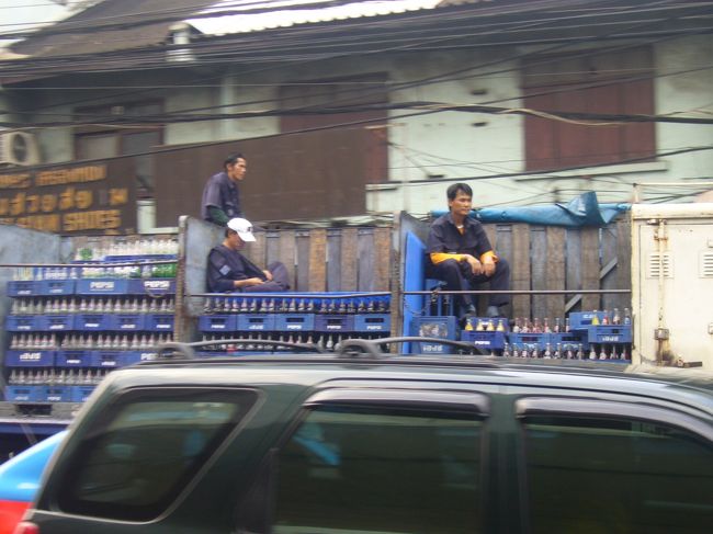 外に出ると晴れて、ペプシも炎天下の中トラックで運ばれる。