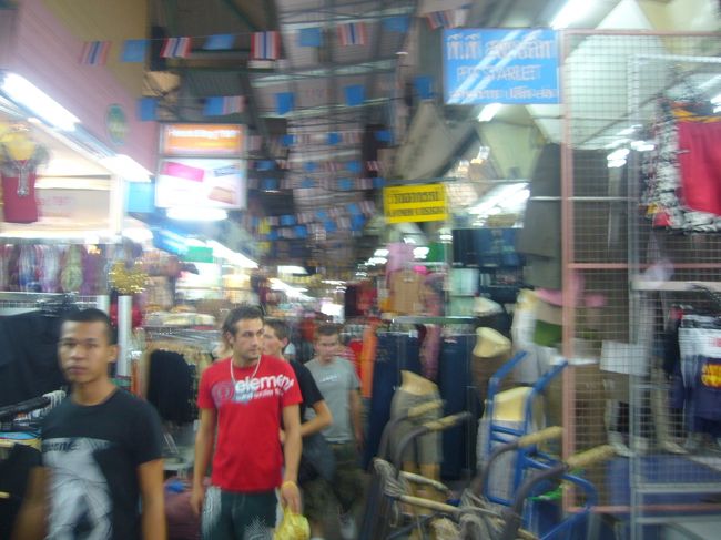 さらに歩いてると、カオスな市場に。<br />カメラもブレずにはいられない。