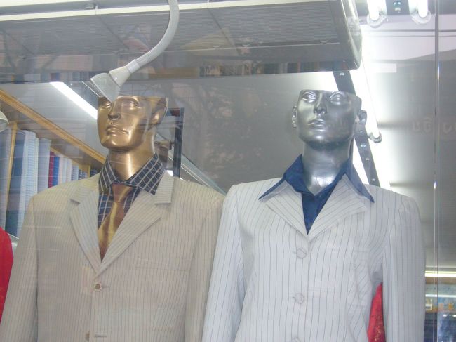 スーツメインやのに、目が上にしかいかん