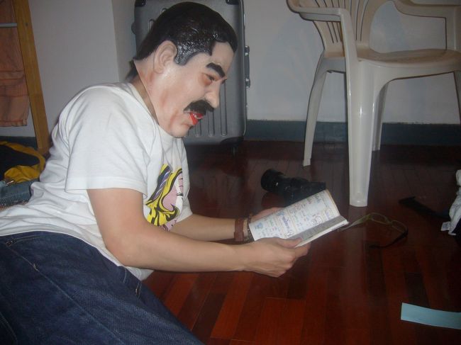 この市場で、唯一買ったのは、このかぶり物。<br />フセイン。<br />ちなみにブッシュも買った。