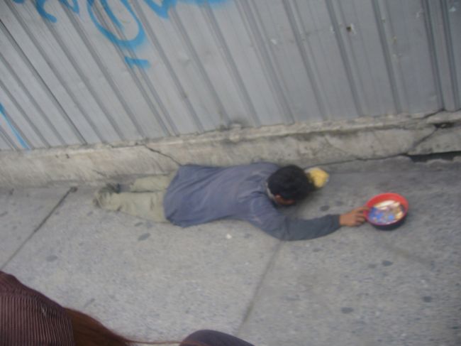 街中では、あらゆる手段でお金をもらおうとするやつがいる。