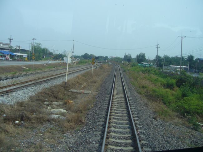 朝早くマンダリンホテルにバスが迎えにくるので、マンダリンホテルへ。<br />ツアー参加者は20人ぐらい。<br />ガイドさんは小さいタイ人のおじさん。<br />バスが走ってるときは、ずっとタイの歴史を片言の日本語で説明してくれてた。ほとんどの人聞いてなかったけど、一生懸命話してくれてたし、話おもしろかったから聞いてた。<br />この写真はバスから撮ってみた。