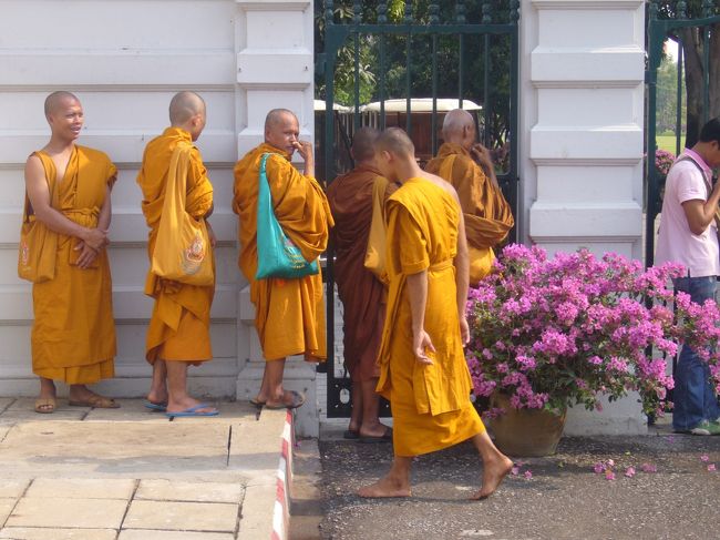 街中に修行僧がたくさん