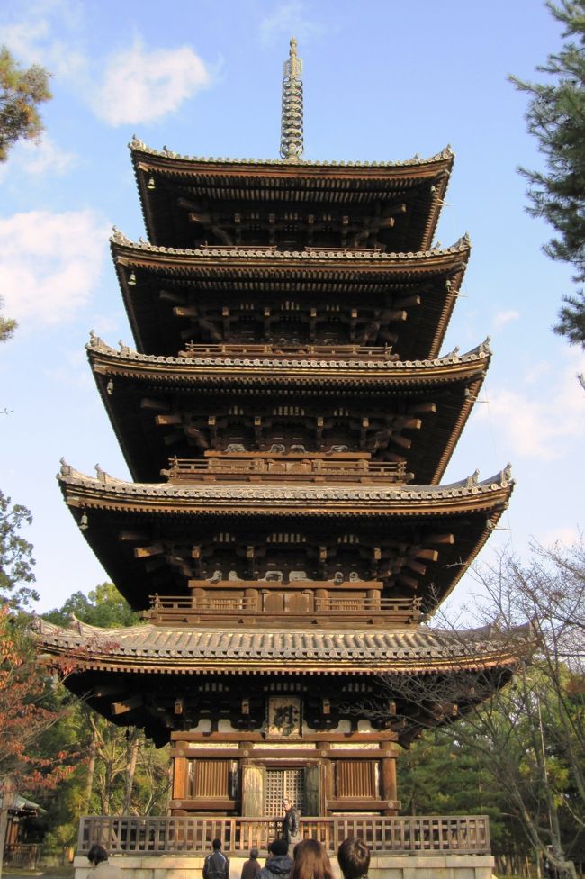 2009秋、紅葉の仁和寺(4/5)：五重塔、相輪、梵字扁額、木組、風鐸 