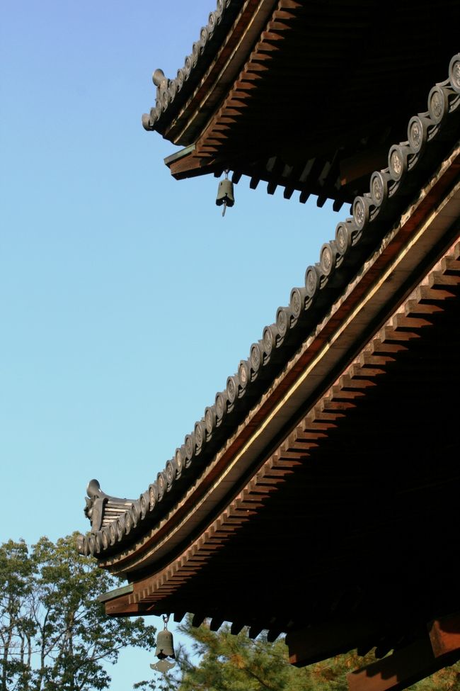 2009秋、紅葉の仁和寺(4/5)：五重塔、相輪、梵字扁額、木組、風