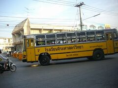 １時間前に乗って来たのと同じ７番の黄色いバスが子坊主さんたちを迎えに来たのかな。