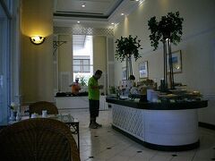 カンタリーベイ・シーラチャホテルは日泰洋そろいます。７時前から８時過ぎても居てしまいました。
