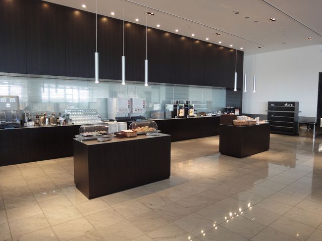   ANAラウンジ。<br /><br />　出発までの時間を過ごします。