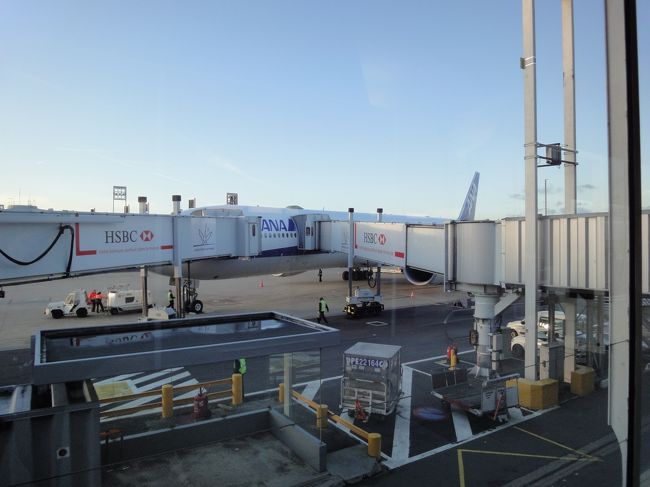 　パリ・シャルルドゴール空港ターミナル1に着陸し、羽を休めるNH205便（ANAトリプルセブン）。16：12撮影。<br /><br /><br />★着陸時の動画は下記ユーチューブでご覧いただけます。 <br /><br /><br />http://www.youtube.com/watch?v=EQ6ZZk78pnM　