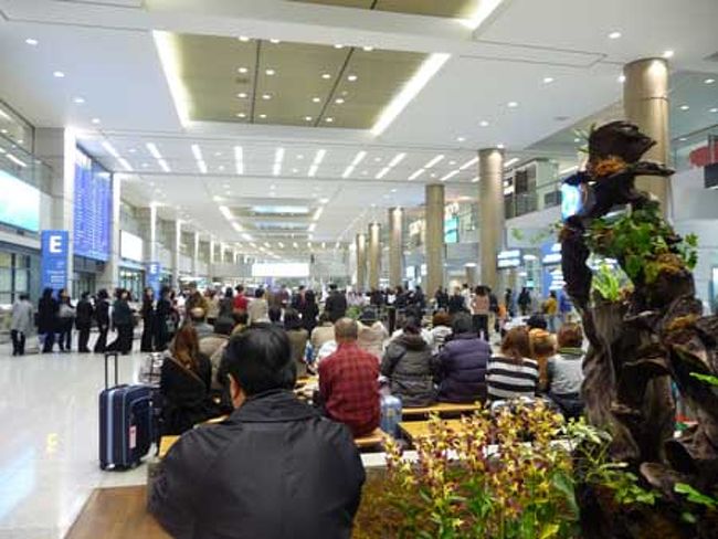 12:55発KE702でソウルへ。<br />2時間半くらいで仁川国際空港へ到着。