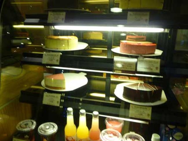 韓国ドラマ「アイリス」のロケで道路が規制されていて渋滞しており、<br />ホテルに着いたのは夜の７時半過ぎ…。<br />3時半には韓国に付いてたんだけどな〜。これがツアーのデメリット。<br /><br />今回のホテルはラマダホテル＆スイート。<br />南大門市場まで歩いて５分、ソウル駅と市庁駅が最寄り駅のホテルです。<br />写真は１Fのカフェにあったケーキケース。