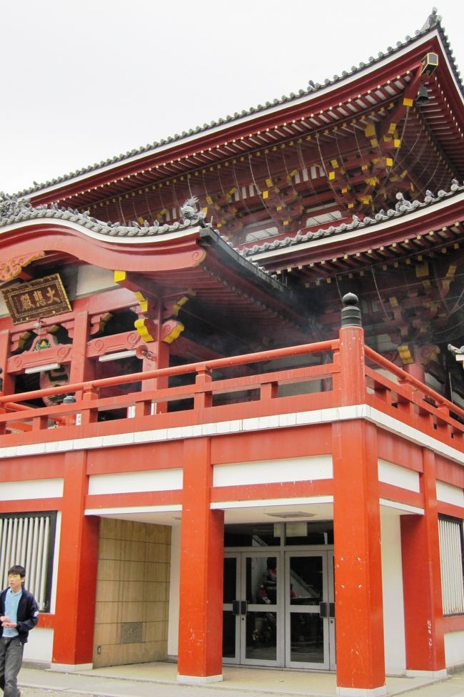 右斜め前から眺めた本殿の光景です。大須観音は織田信長から500石を授かり、徳川家康からも手厚い庇護を受けました。略縁起の看板に記された内容です。