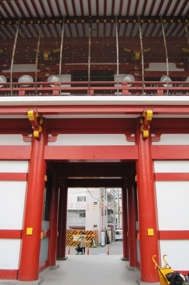 北側に抜けることが出来る門です。建物の下に通路があります。本殿とその左側の普門殿を結ぶ建物です。