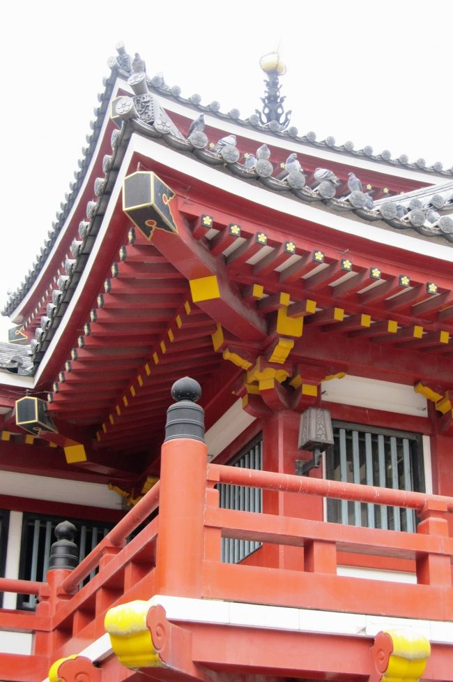 真下から見上げた紫雲殿です。建物の南西角になります。