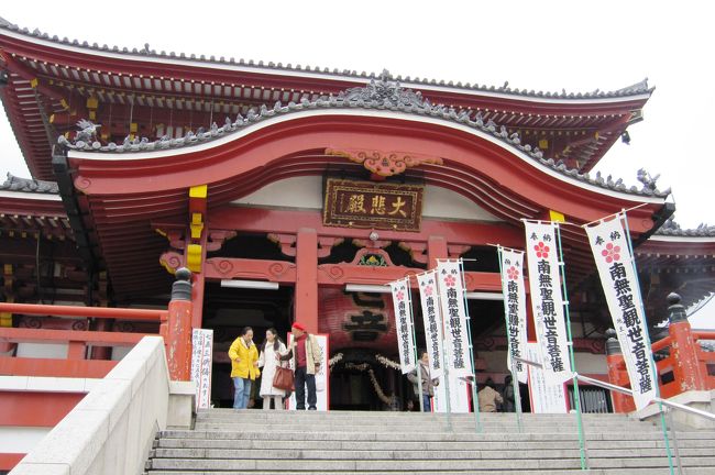 本殿の全景です。毎月18、28日には境内で縁日の骨董市が開かれ、大賑わいとなります。