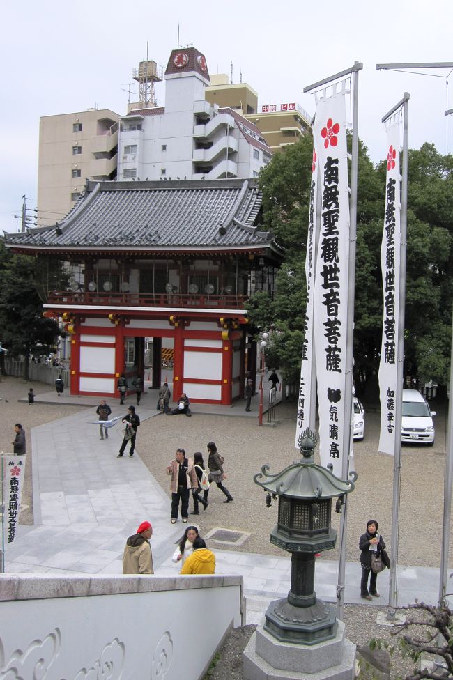 本殿の階段を上っての撮影です。前方に見えるのが仁王門です。南方向になります。