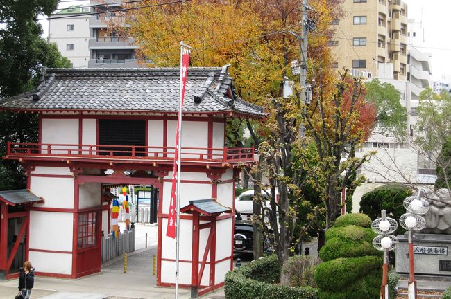 こちらが西側方面です。最初に潜った西門が見えます。こちらには大提灯が飾られていました。