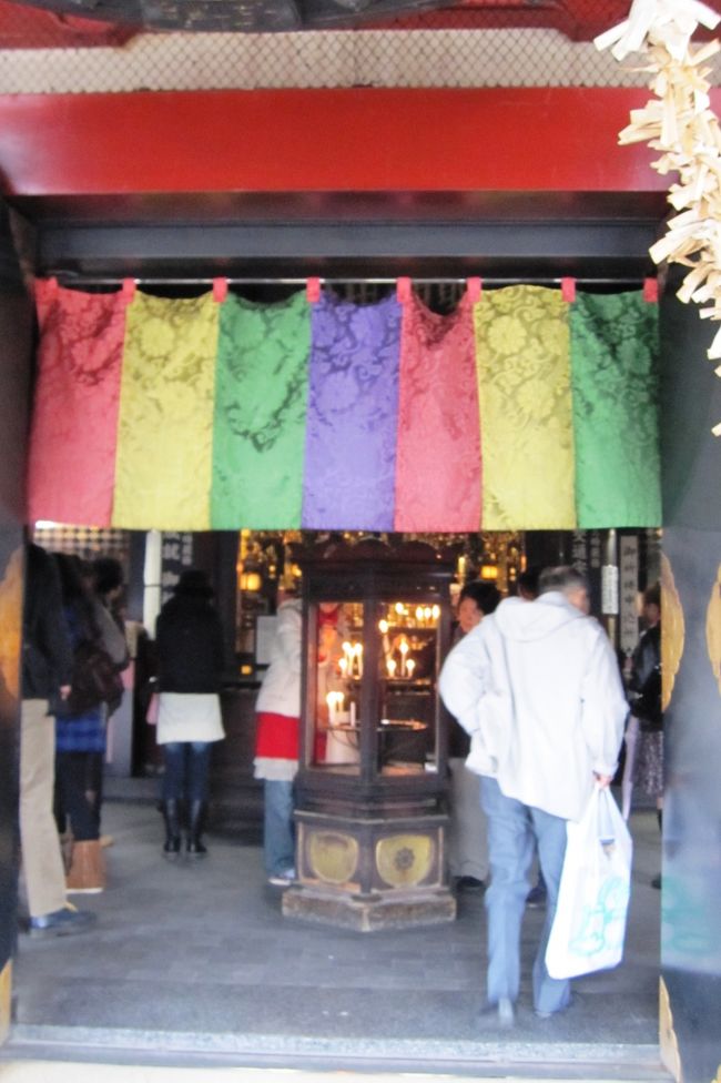 本殿の中の撮影は憚れますので、レインボウ色の暖簾までです。暖簾の奥に燭台がありました。カメラをポケットに仕舞って、お参りをしました。