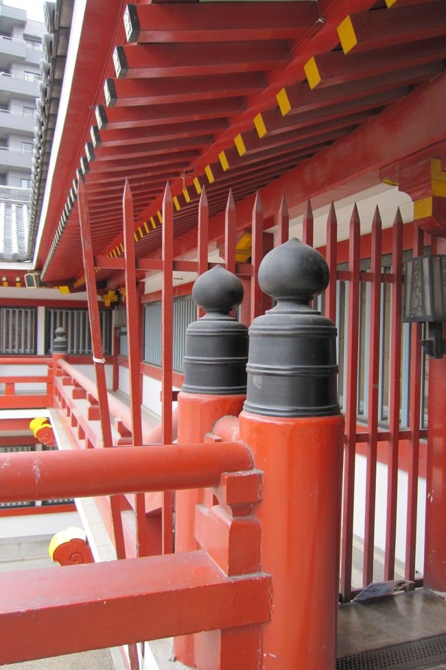 本殿の左手方面の光景です。通路部分は、柵によって立入りが禁止になっていました。