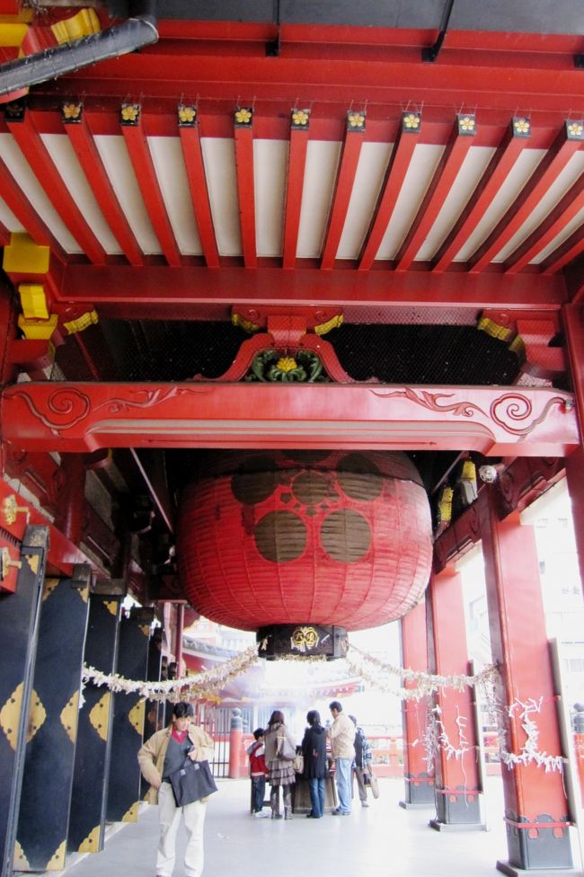 本殿の前の光景です。本殿を撮影するのは憚れ沙したから、その周りの光景です。大提灯や、ひもに結ばれたお御籤が見えます。