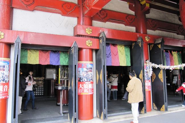 最後にもう一度、レインボー色の簾があった、本殿の入口付近の光景です。仏教旗の色に準じているようです。