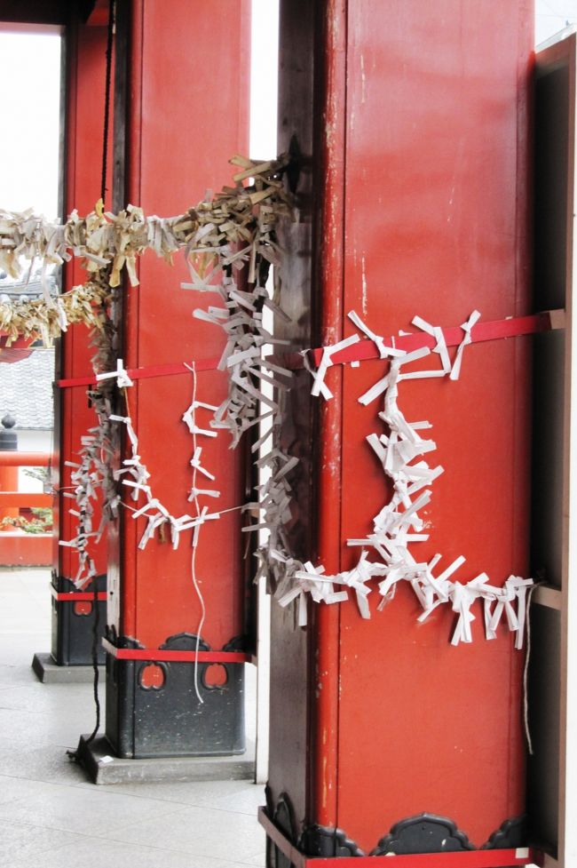 本殿前の朱の柱です。建物の一番外の柱です。白いお御籤が結んでありました。