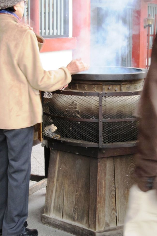 本殿前の線香立です。もうもうと煙が上がっていました。煙を浴びての、無病息災のお祈りです。