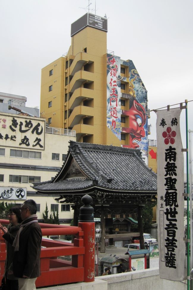 続いて本殿の会場からの光景です。目の前のマンションの壁には、大須仁王門通りの大文字とカラフルな絵が見えます。左手のキシメンは大須ウイロ・ナイロと同様、名古屋名物です。