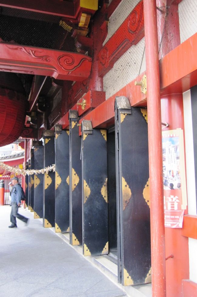 建物の入口付近の光景です。黒く見えるのは、開けられた扉です。