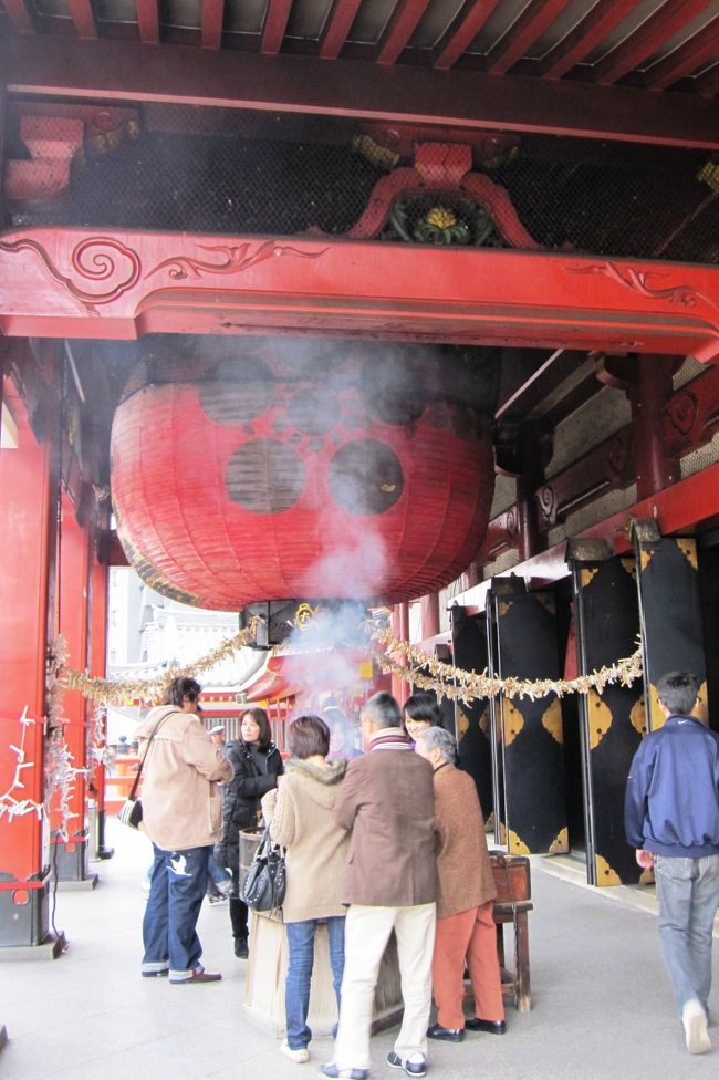 本殿の入口付近の光景です。大提灯がつりさげられ、線香の紫煙が漂っていました。大提灯は、観音寺の付き物のようです。