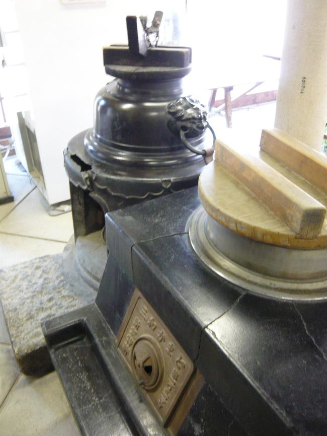 無料休憩所のお姉さんより<br /><br />世界遺産に選ばれた日から、火が使えなくなったんですよ。<br /><br />今、飾り＝骨董品。　磨く毎日とか。<br /><br />１９９３年１２月より。<br /><br />現在は、ホシザキ・ティーサーバー