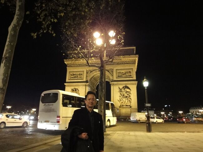 　空港からエールフランスバスでシャルル・ドゴール・エトワールに到着。18：02撮影。<br /><br />