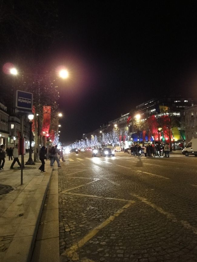 　シャンゼリゼ大通り。コンコルド広場の方向。18：05撮影。