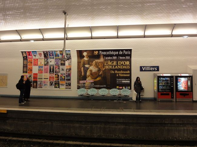 　地下鉄でなじみのレストランに向かいます。