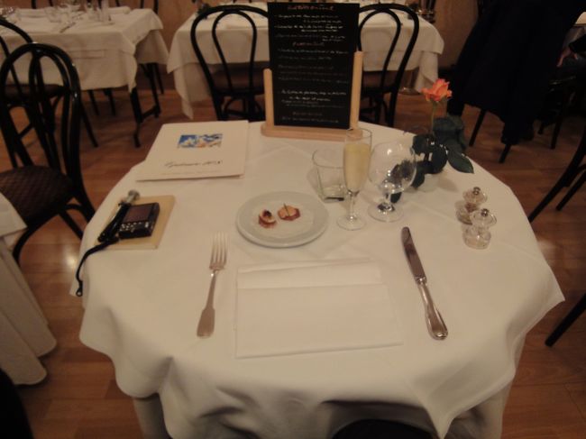 　「エピキュール 108」のテーブルセッティング。20：24撮影。