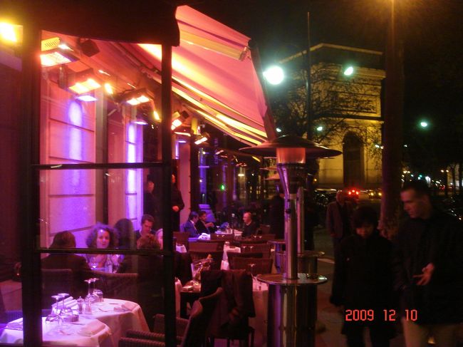 　ホテル「ロワイヤル・エリゼ」まで戻ってきました。22：48撮影。<br /><br />　こうしてパリ一日目の夜は更けていったのでした・・・。