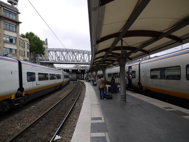 ユーロスター でパリ北駅からロンドン セント・パンクラス駅に向かって出発です。車両は先頭車両近くでホームの歩き甲斐があります。<br />時間になると静かに列車は出発するため、ホームで写真を撮るには注意が必要です。<br />これでパリともお別れです。