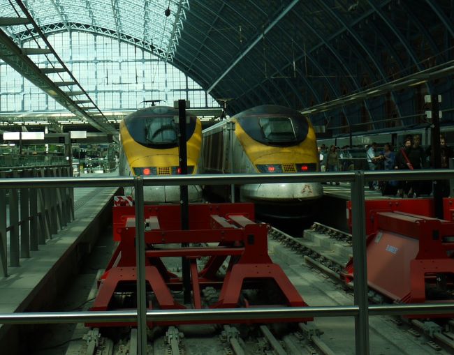 ロンドン、セントパルナス駅に到着です。ユーロスターは2006年にも利用したのですがその当時はウォータ−ルー駅でした。国際線のプラットホームはまだ新しく綺麗でした。ユーロスターと同じ線路で今年の冬から正式運転される新型車両３９１（日本メーカ製）を探してみましたが見つけれませんでした。次回訪英時に探してみます。