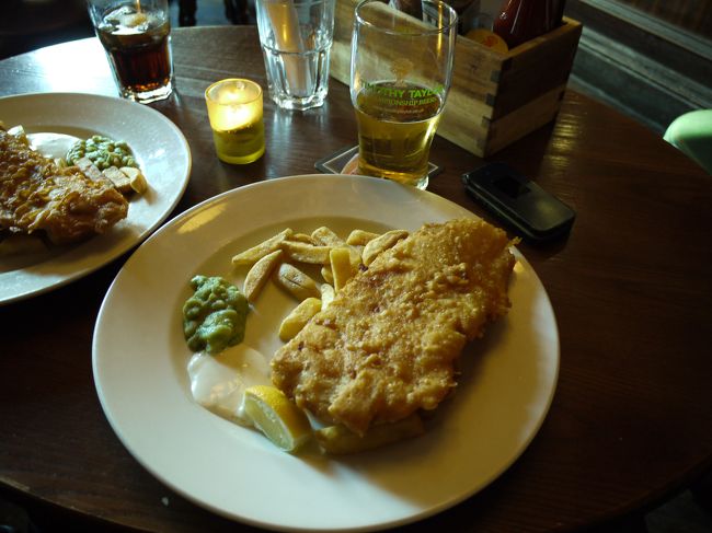 英国で最も有名な料理、Fish and Chip　です。<br />仕事で過去１０回以上英国を訪問していますが、白身魚があまり好きではないので過去食したことがなかったのですが、今日は挑戦してみることに！<br />これが意外とビールと相まって「美味しく」て癖になりそうでした。
