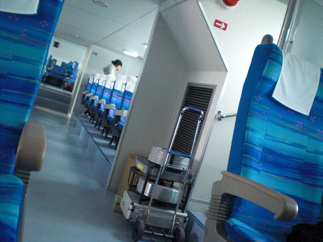 <br />石垣から竹富島へいく高速船の中。<br /><br /><br />冷房が冬なのに効いて、寒い。<br /><br />東南アジアっぽい。<br /><br />